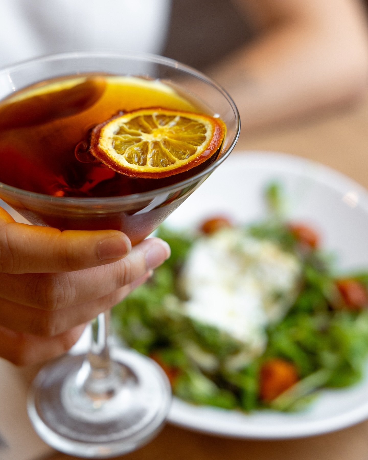 Cóctel y burrata en La Folie Douce