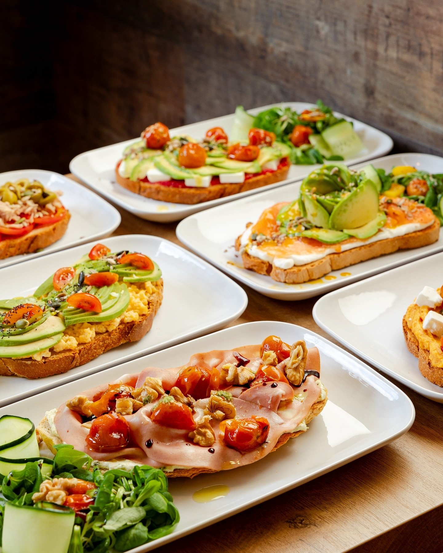 Mesa con selección de tostas y brunch de La Folie Douce
